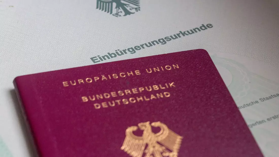Im letzten Jahr wurden rund 200.100 Ausländerinnen und Ausländer eingebürgert. - Bild: Fernando Gutierrez-Juarez/dpa