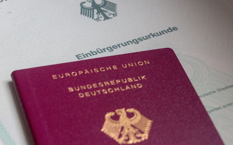Im letzten Jahr wurden rund 200.100 Ausländerinnen und Ausländer eingebürgert. - Foto: Fernando Gutierrez-Juarez/dpa