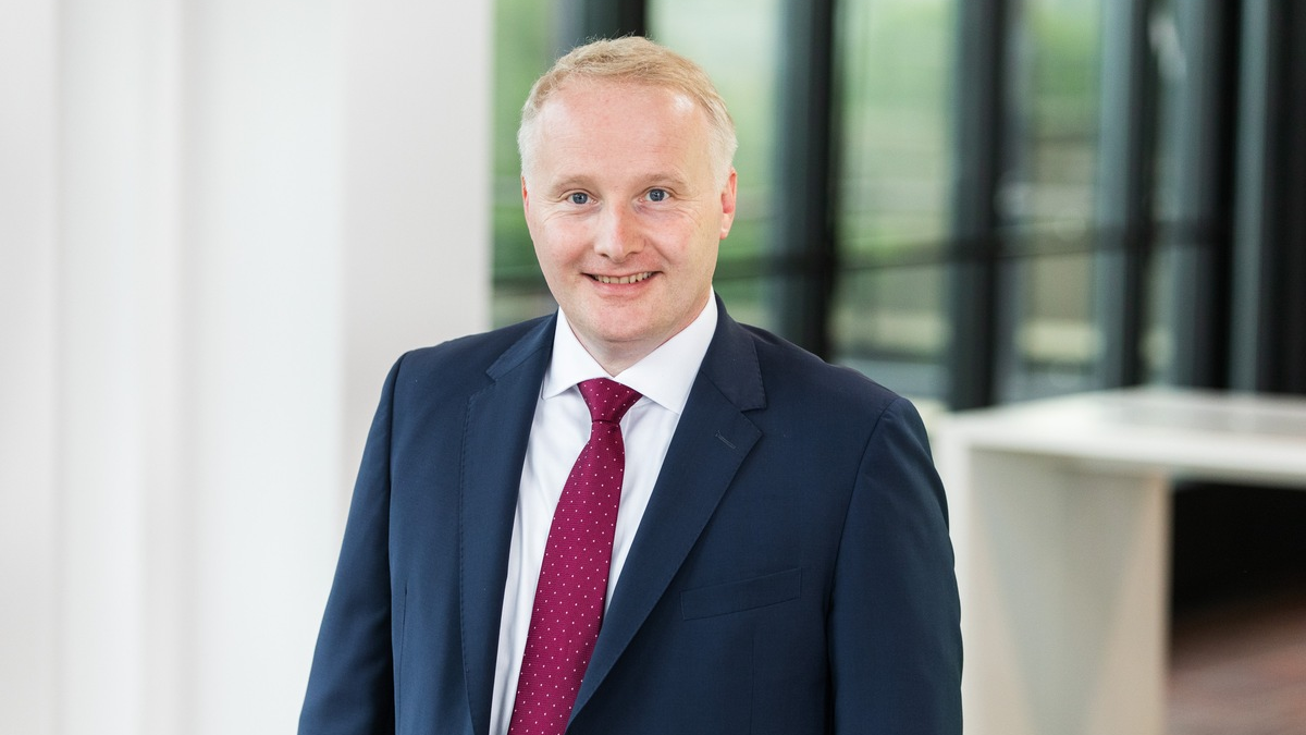 Martin Wierer steigt in den Vorstand der DEVK-Krankenversicherung auf - Foto: presseportal.de
