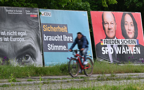 Großplakate der Parteien zur Europawahl. - Foto: Arne Dedert/dpa