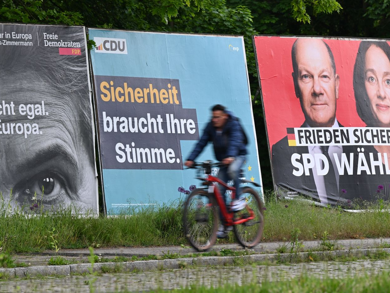 Großplakate der Parteien zur Europawahl. - Foto: Arne Dedert/dpa