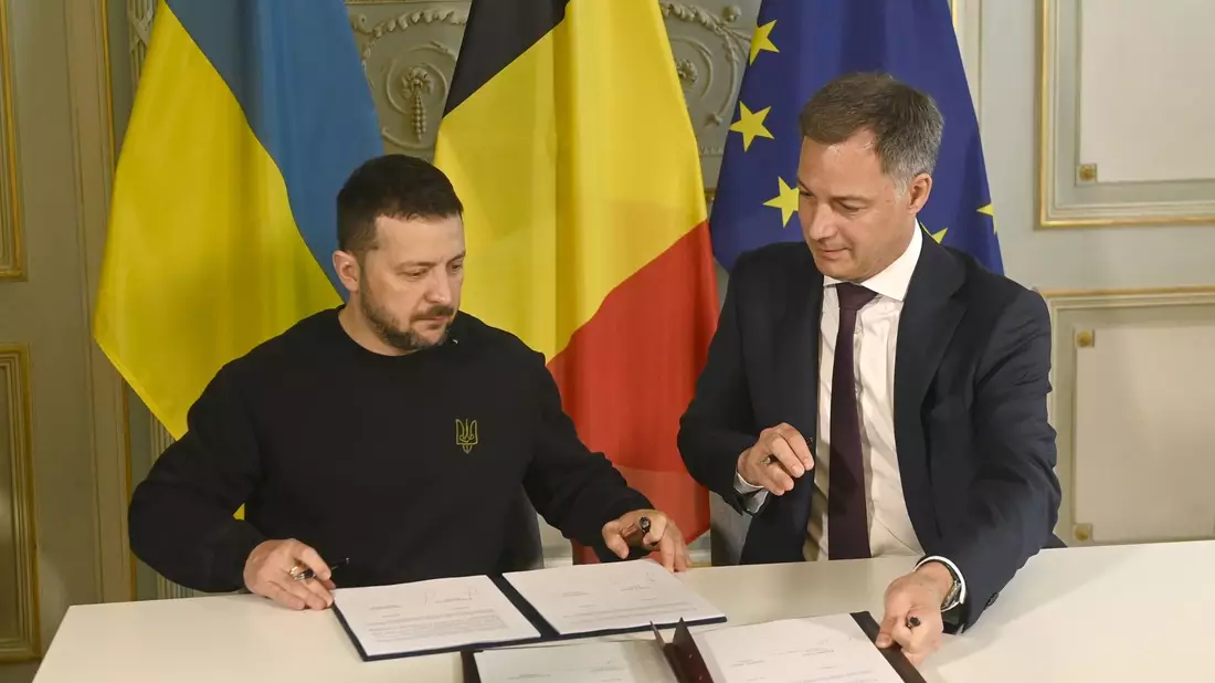 Der ukrainische Präsident Wolodymyr Selenskyj und der belgische Premierminister Alexander De Croo unterzeichnen eine Vereinbarung über bilaterale Sicherheitszusammenarbeit. - Bild: Pool Didier Lebrun/Belga-Pool/dpa