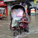Menschen bewegen sich mühsam durch das Hochwasser in der Stadt Chittagon. - Foto: Mohammed Shajahan/ZUMA Press Wire/dpa