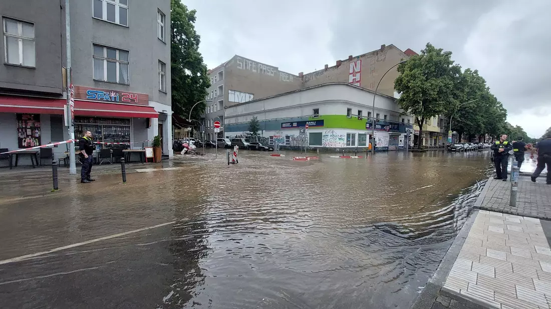 Wegen eines Wasserrohrbruchs in Berlin-Neukölln ist ein Teil der Sonnenallee gesperrt worden. - Bild: Arthur Sullivan/dpa