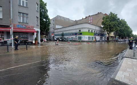 Wegen eines Wasserrohrbruchs in Berlin-Neukölln ist ein Teil der Sonnenallee gesperrt worden. - Foto: Arthur Sullivan/dpa