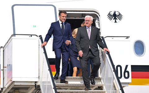 NRW-Ministerpräsident Hendrik Wüst (l) empfängt den französischen Präsidenten Emmanuel Macron. - Foto: David Inderlied/dpa