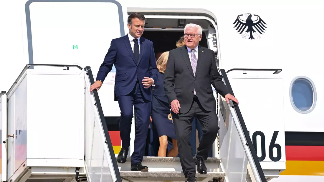 NRW-Ministerpräsident Hendrik Wüst (l) empfängt den französischen Präsidenten Emmanuel Macron. - Bild: David Inderlied/dpa