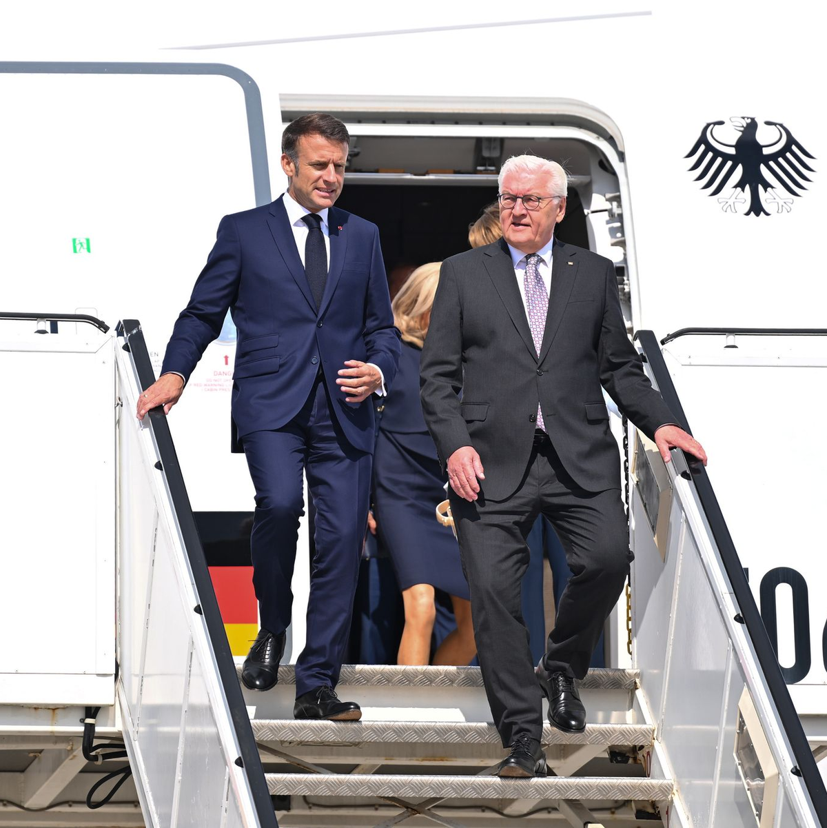 Bundespräsident Frank-Walter Steinmeier (r) und der französische Präsident Emmanuel Macron sind am Flughafen Münster/Osnabrück gelandet. - Foto: David Inderlied/dpa