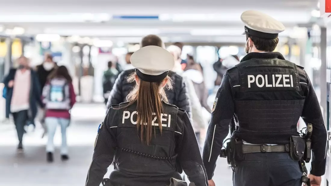 Bundespolizeidirektion München: Tätlicher Angriff am Bahnhof Pasing / 36-Jähriger verletzt drei Personen - Bild: presseportal.de
