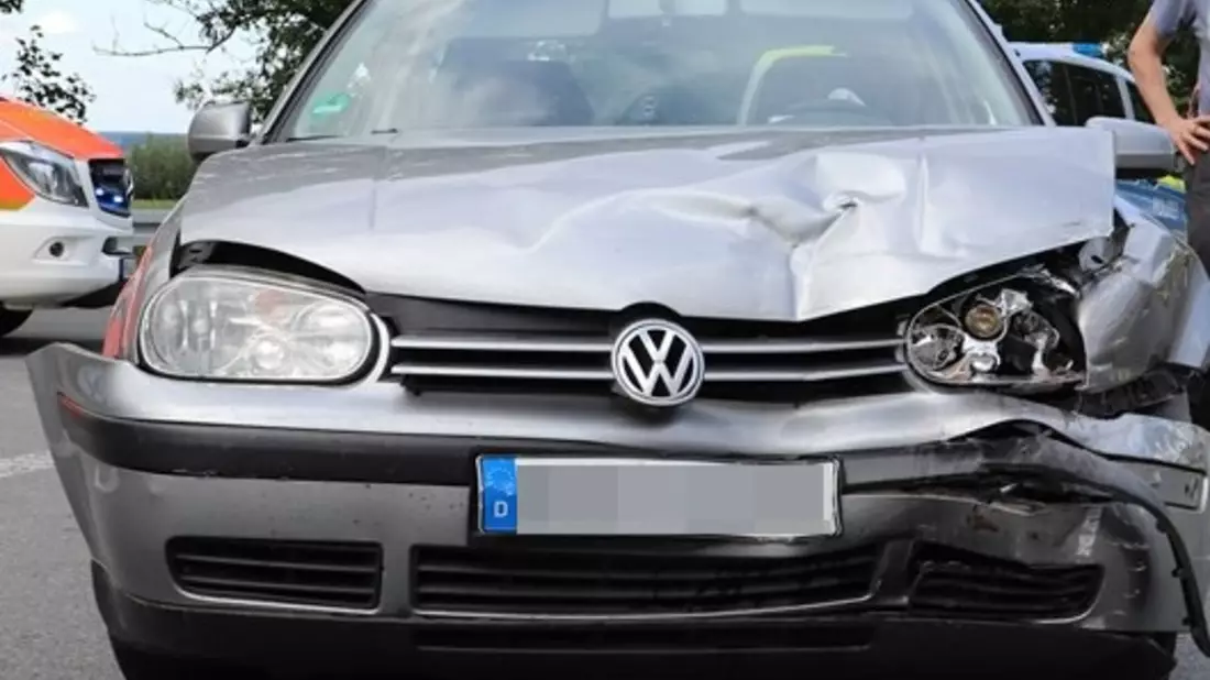 POL-HX: Zweiter Unfall innerhalb von 14 Tagen an der gleichen Stelle - Zwei Verletzte - Bild: presseportal.de