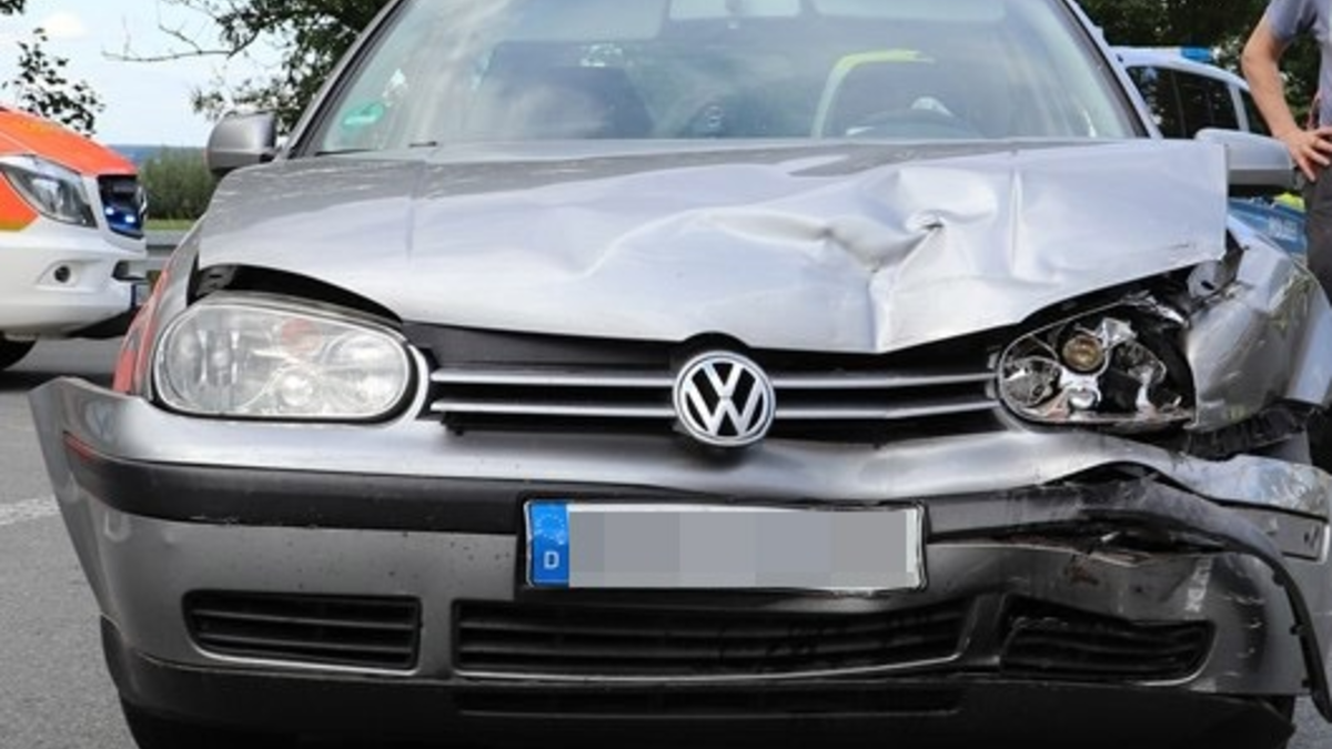 POL-HX: Zweiter Unfall innerhalb von 14 Tagen an der gleichen Stelle - Zwei Verletzte - Foto: presseportal.de