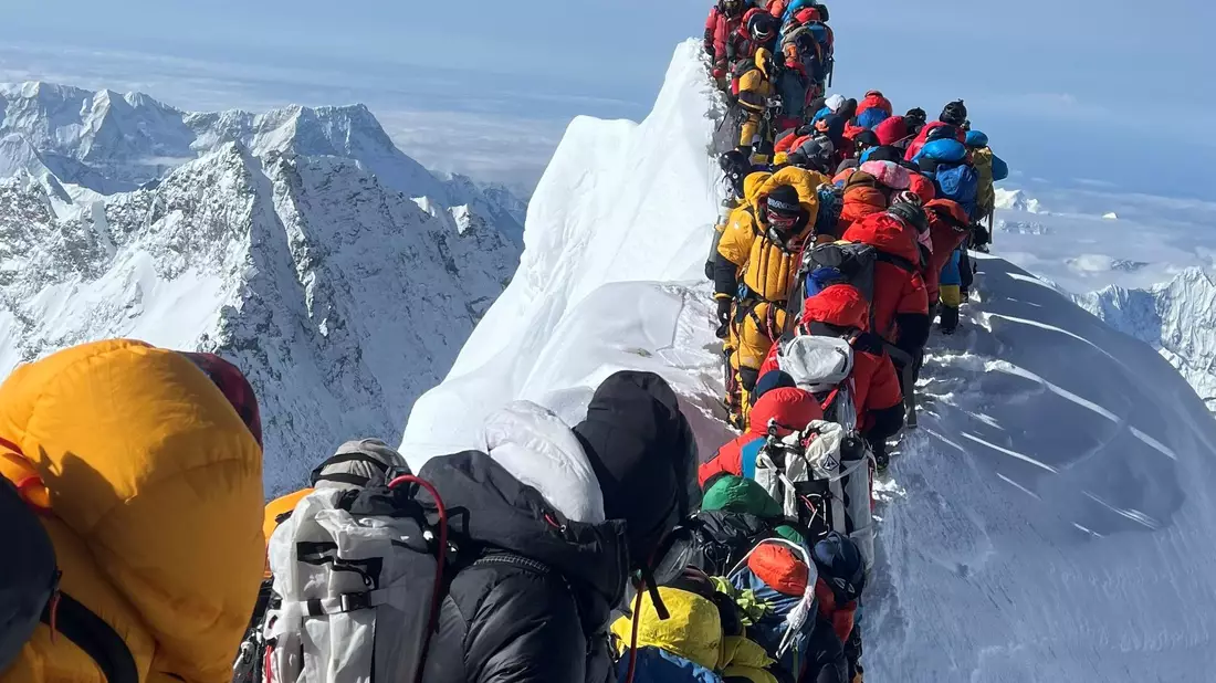 Bergsteiger und Bergführer stehen am 21. Mai zwischen dem Südgipfel und der Hillary-Stufe des Mount Everest im Stau. - Bild: Narendra Shahi Thakuri/dpa