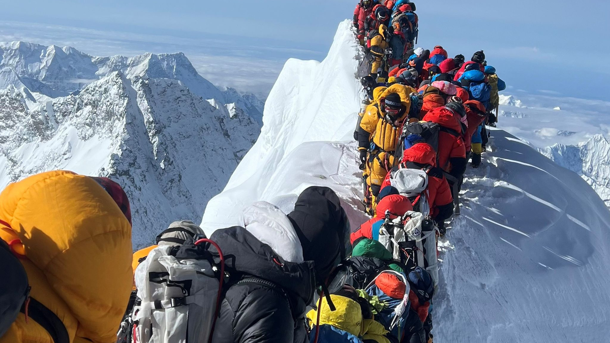 Bergsteiger und Bergführer stehen am 21. Mai zwischen dem Südgipfel und der Hillary-Stufe des Mount Everest im Stau. - Foto: Narendra Shahi Thakuri/dpa