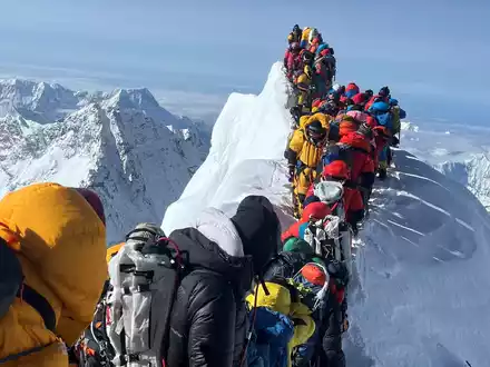 Bergsteiger und Bergführer stehen am 21. Mai zwischen dem Südgipfel und der Hillary-Stufe des Mount Everest im Stau. - Foto: Narendra Shahi Thakuri/dpa