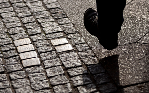 Mit den Stolpersteinen wird der Opfer des NS-Terrors gedacht. - Foto: Christoph Soeder/dpa