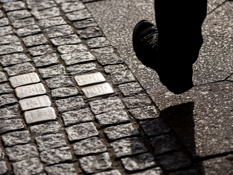 Mit den Stolpersteinen wird der Opfer des NS-Terrors gedacht. - Foto: Christoph Soeder/dpa