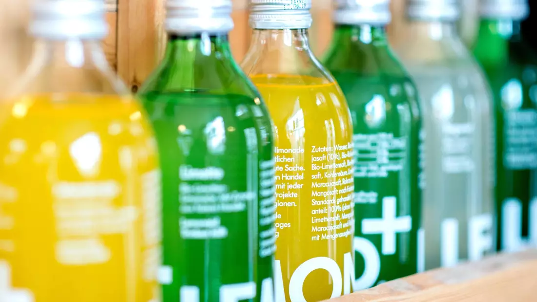 Limonade der Marke Lemonaid in einem Regal eines Getränkemarktes. - Bild: Hauke-Christian Dittrich/dpa