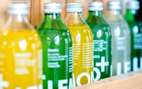 Limonade der Marke Lemonaid in einem Regal eines Getränkemarktes. - Foto: Hauke-Christian Dittrich/dpa