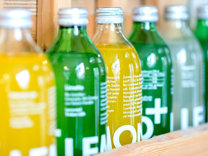 Limonade der Marke Lemonaid in einem Regal eines Getränkemarktes. - Foto: Hauke-Christian Dittrich/dpa