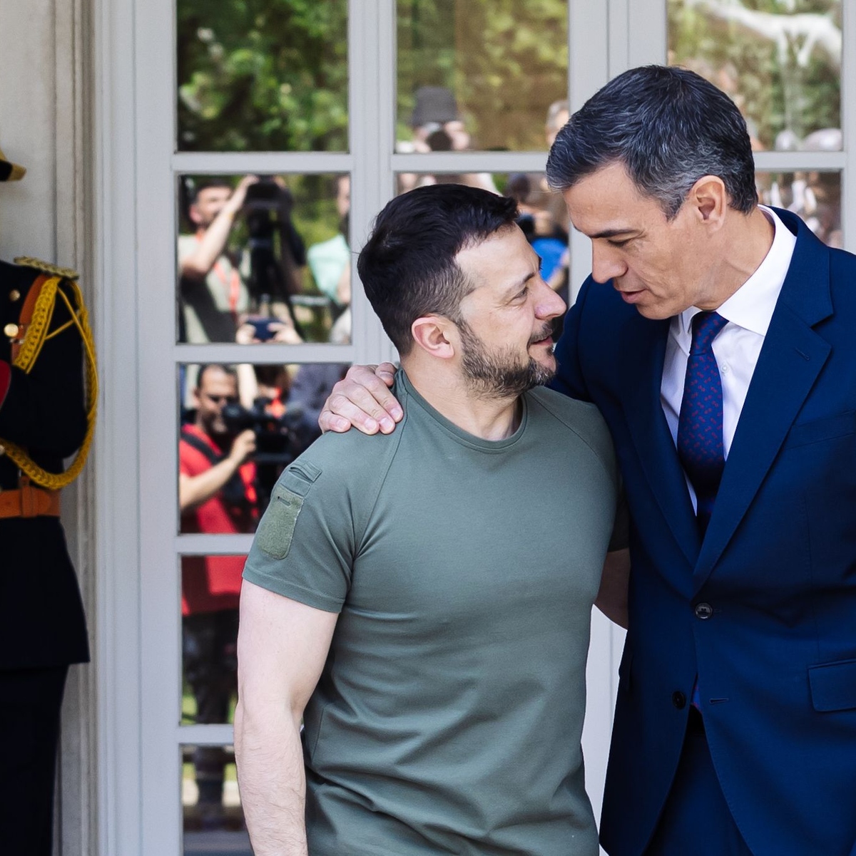 Der ukrainische Präsident Wolodymyr Selenskyj (l) und der spanische Ministerpräsident Pedro Sanchez begrüßen sich beim Treffen im Regierungspalast Moncloa. - Foto: Carlos Luján/EUROPA PRESS/dpa