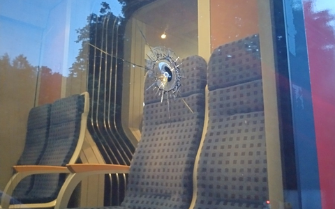 BPOL-KL: Zeugenaufruf - Beschädigte Seitenscheibe in Regionalbahn - Foto: presseportal.de
