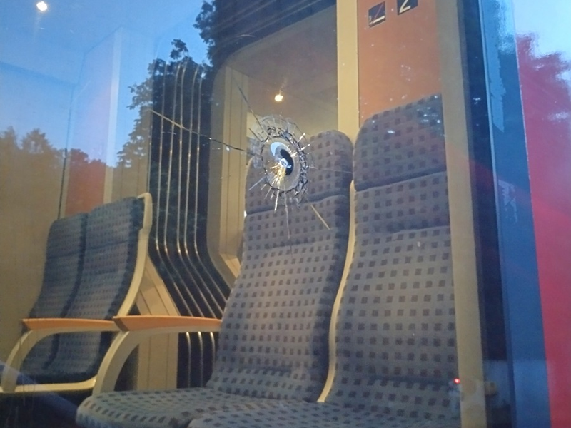 BPOL-KL: Zeugenaufruf - Beschädigte Seitenscheibe in Regionalbahn - Foto: presseportal.de
