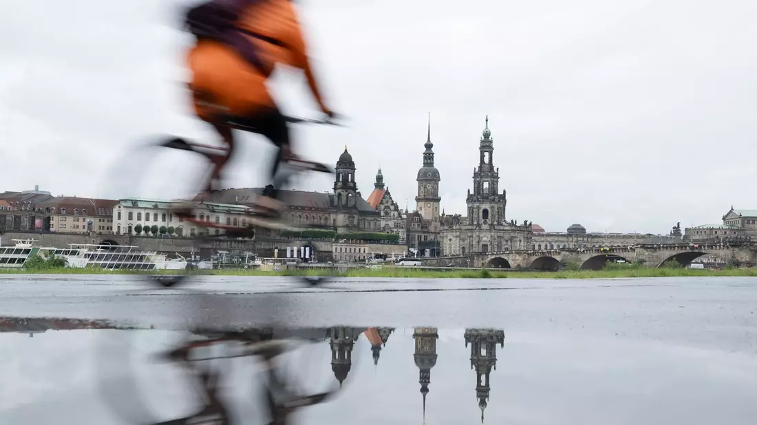 Ein Radfahrer in Dresden am Ufer der Elbe. - Bild: Sebastian Kahnert/dpa
