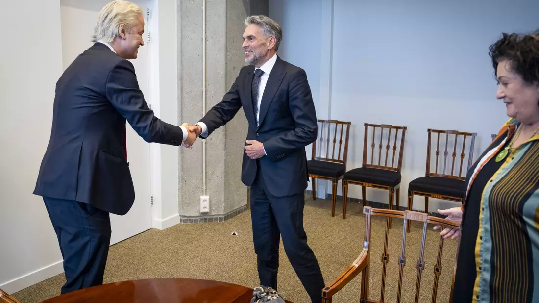 Handschlag in Den Haag: Der designierte Ministerpräsident Dick Schoof und PVV-Chef Geert Wilders (l). - Bild: Jeroen Jumelet/ANP/dpa