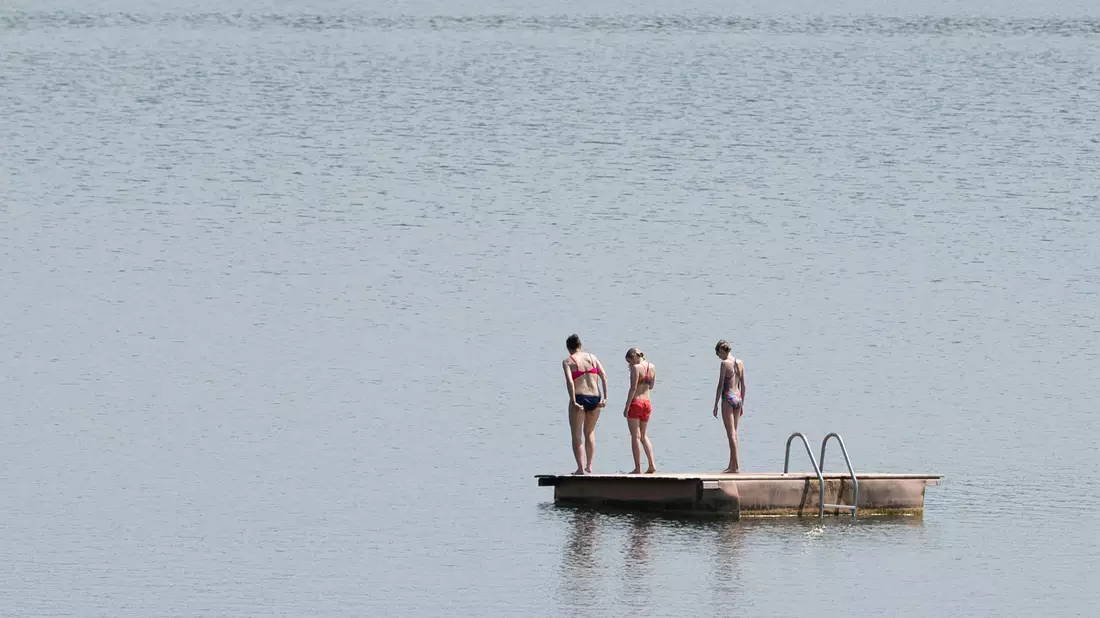 Badegäste im Badesee Birkwitz. Europaweit erreichen knapp 94 Prozent aller Badestellen eine ausgezeichnete oder gute Wasserqualität. - Bild: Sebastian Kahnert/dpa-Zentralbild/dpa