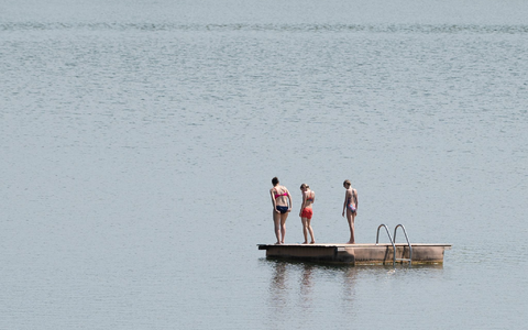 Badegäste im Badesee Birkwitz. Europaweit erreichen knapp 94 Prozent aller Badestellen eine ausgezeichnete oder gute Wasserqualität. - Foto: Sebastian Kahnert/dpa-Zentralbild/dpa