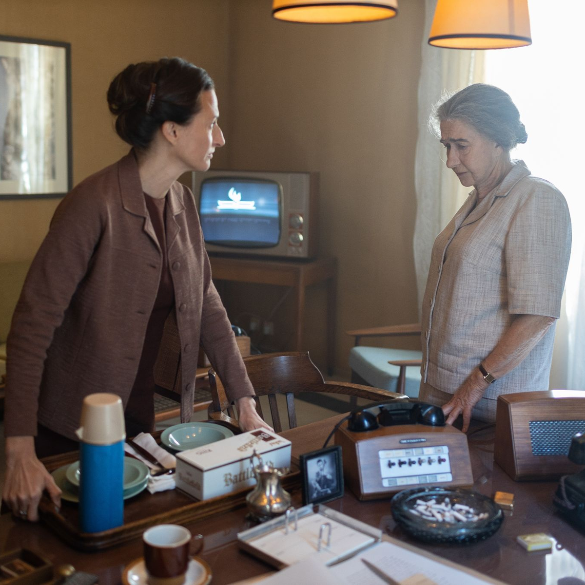 Lou Kaddar (Camille Cottin) und Golda Meir (Helen Mirren) in einer Szene des Films «Golda: Israels eiserne Lady». - Foto: Sean Gleeso/Weltkino/dpa