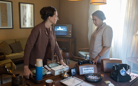 Lou Kaddar (Camille Cottin) und Golda Meir (Helen Mirren) in einer Szene des Films «Golda: Israels eiserne Lady». - Foto: Sean Gleeso/Weltkino/dpa