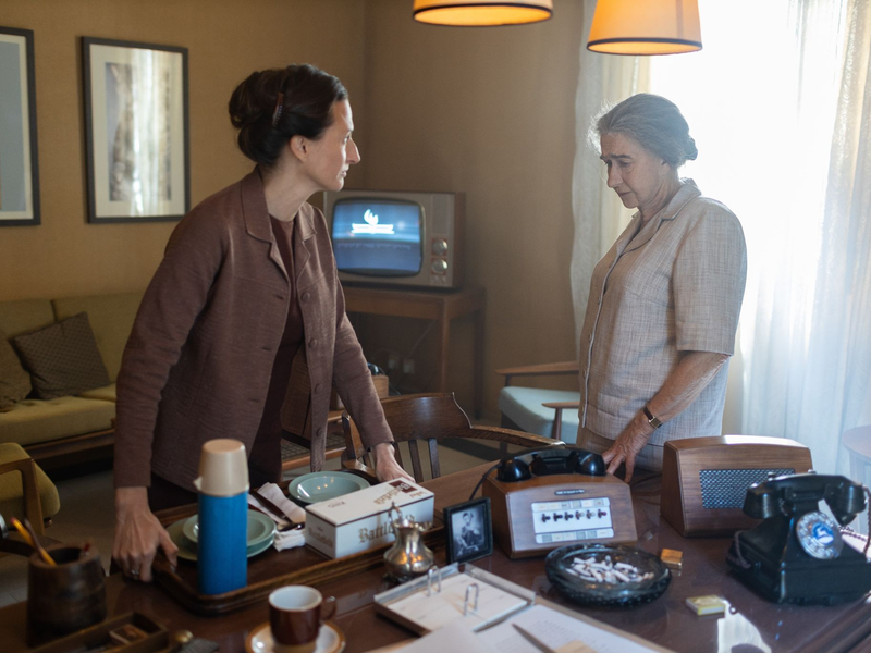 Lou Kaddar (Camille Cottin) und Golda Meir (Helen Mirren) in einer Szene des Films «Golda: Israels eiserne Lady». - Foto: Sean Gleeso/Weltkino/dpa