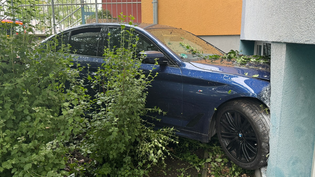 FW Dresden: PKW fährt in Schulgebäude - Foto: presseportal.de