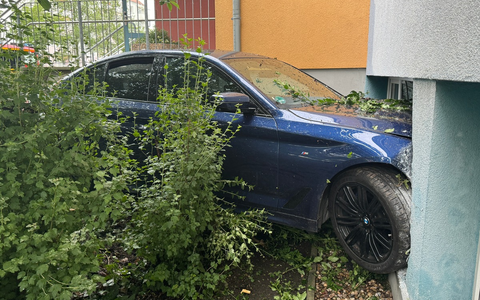 FW Dresden: PKW fährt in Schulgebäude - Foto: presseportal.de