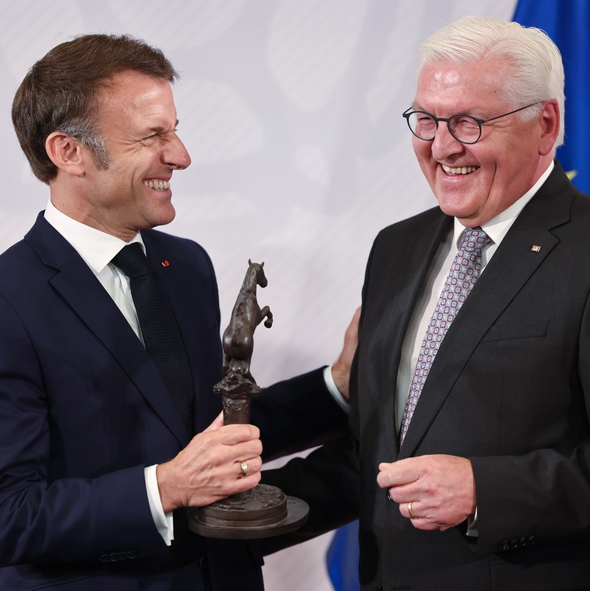 Zwei, die sich verstehen: Frank-Walter Steinmeier (r) und Emmanuel Macron mit dem Internationalen Preis des Westfälischen Friedens. - Foto: Rolf Vennenbernd/dpa
