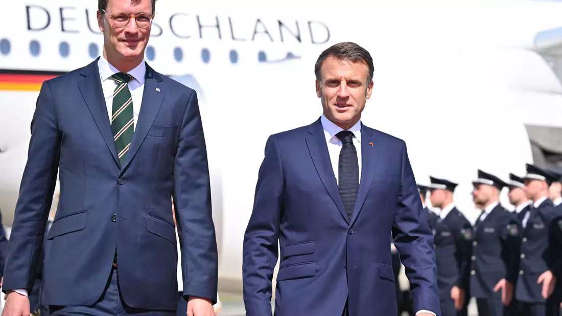 NRW-Ministerpräsident Hendrik Wüst (l) empfängt Emmanuel Macron. - Bild: David Inderlied/dpa