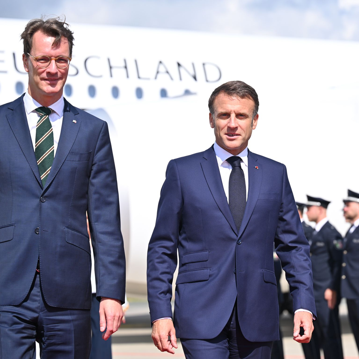 NRW-Ministerpräsident Hendrik Wüst (l) empfängt Emmanuel Macron. - Foto: David Inderlied/dpa