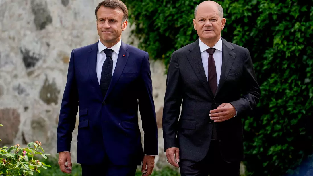 Emmanuel Macron (l) und Olaf Scholz auf Schloss Meseberg. - Bild: Ebrahim Noroozi/Pool AP/dpa
