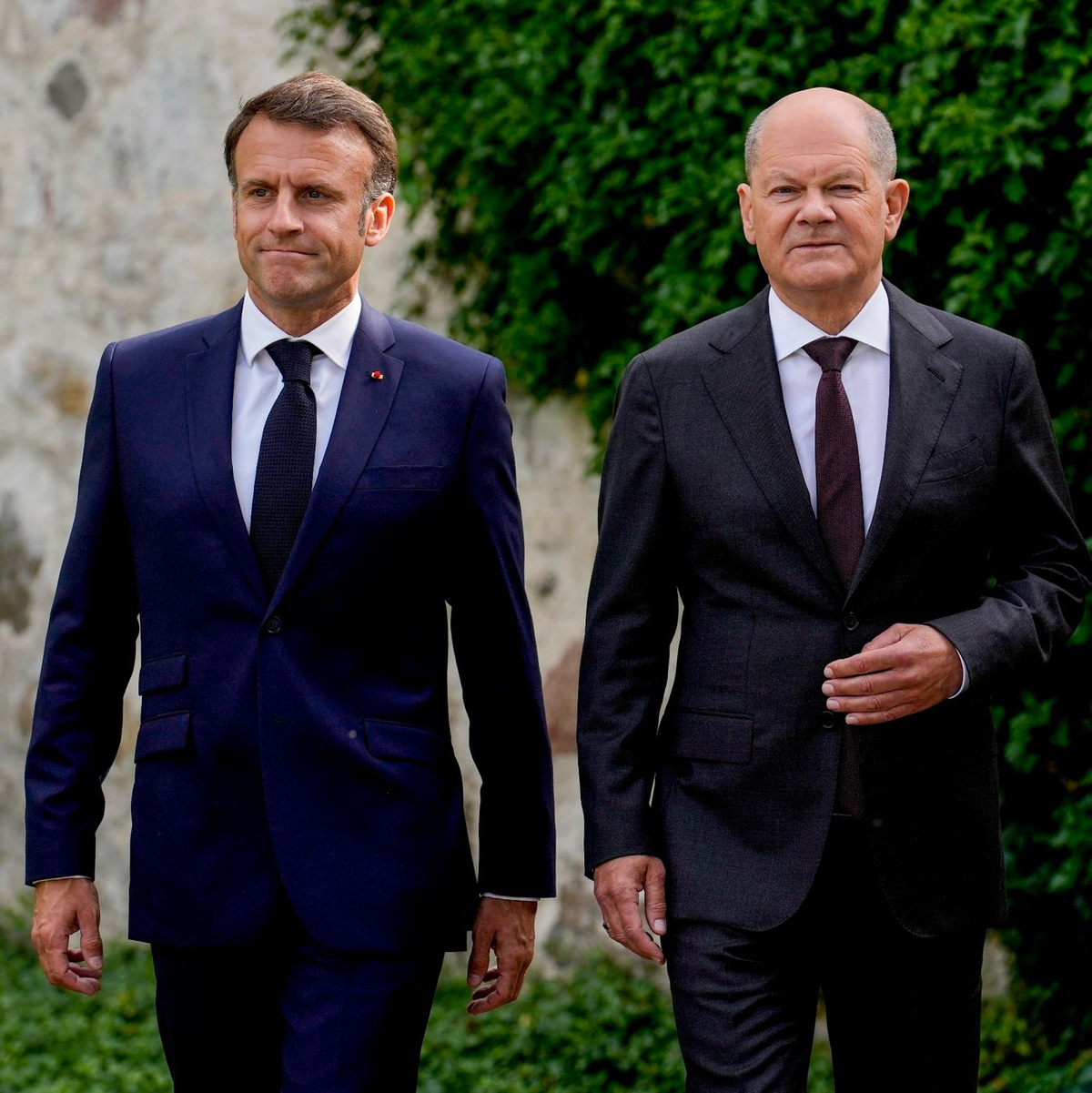 Emmanuel Macron (l) und Olaf Scholz auf Schloss Meseberg. - Foto: Ebrahim Noroozi/Pool AP/dpa