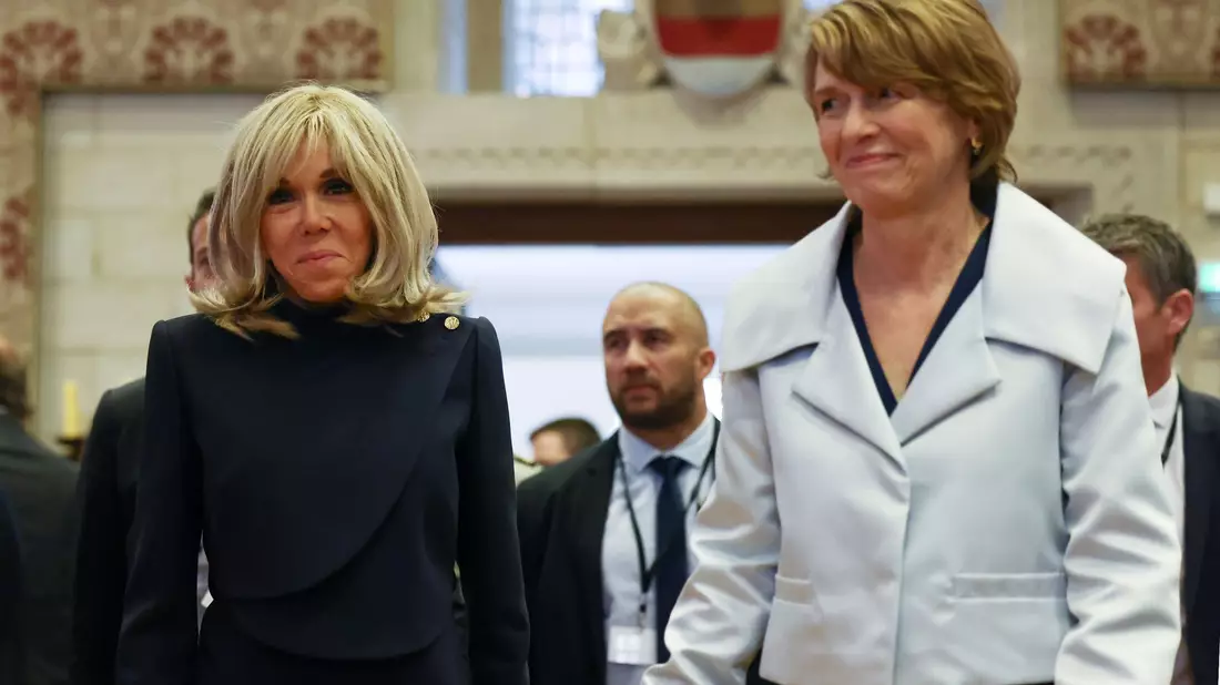 Brigitte Macron (l) und Elke Büdenbender, die Ehefrau des Bundespräsidenten, betreten den Festsaal im Rathaus Münster. - Bild: Rolf Vennenbernd/dpa-POOL/dpa