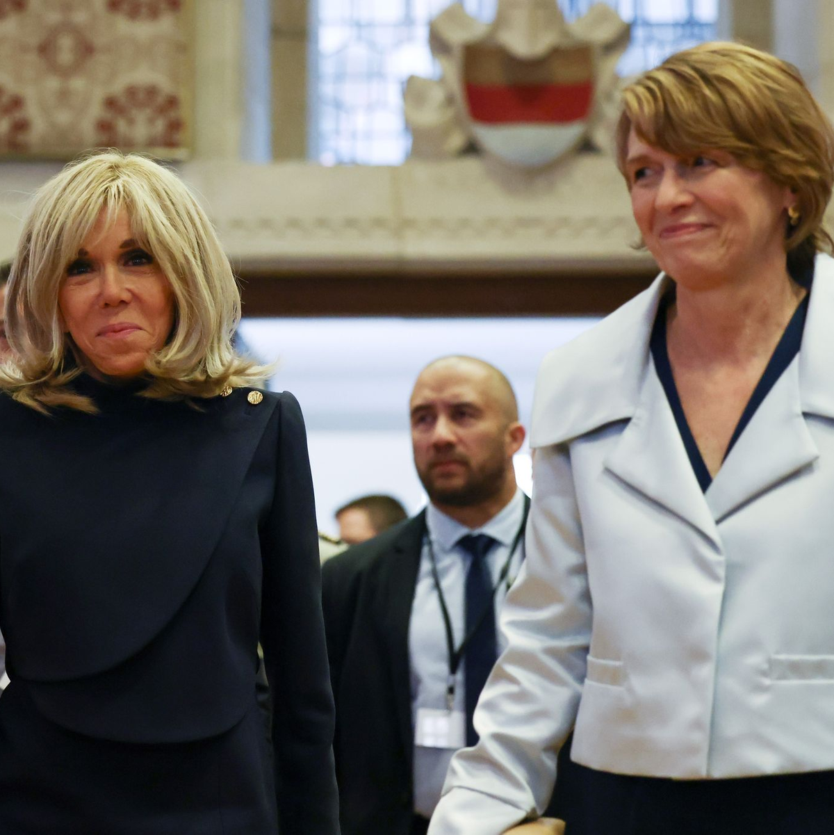 Brigitte Macron (l) und Elke Büdenbender, die Ehefrau des Bundespräsidenten, betreten den Festsaal im Rathaus Münster. - Foto: Rolf Vennenbernd/dpa-POOL/dpa