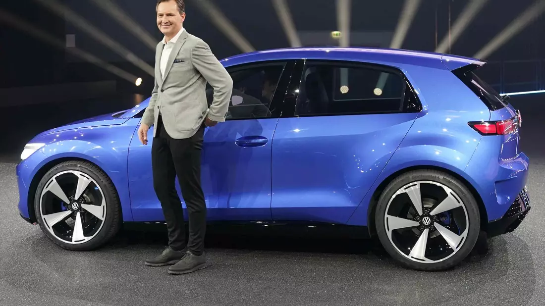 VW-Vorstandsvorsitzender Thomas Schäfer mit der im März 2023 vorgestellten Elektro-Kleinwagen-Studie ID.2all. 2027 soll ein noch kleinerer ID.1 folgen. - Bild: Marcus Brandt/dpa