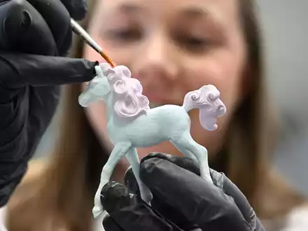 Schleich verlegt nach fast 90 Jahren seinen Hauptsitz nach München. - Foto: Bernd Weißbrod/dpa