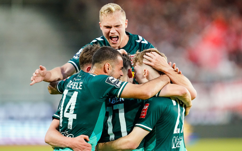 Die Regensburger schafften nach dem Zittersieg den direkten Wiederaufstieg. - Foto: Uwe Anspach/dpa