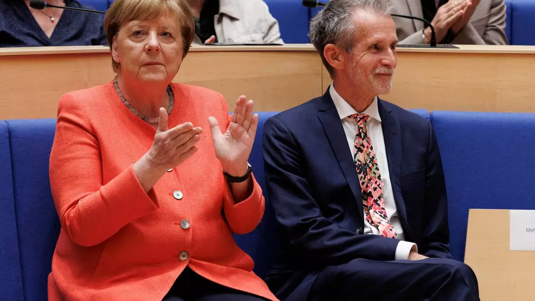 Ex-Kanzlerin Angela Merkel hielt bei der «Hommage» der Konrad-Adenauer-Stiftung die Laudatio für Schauspieler Ulrich Matthes (r). - Bild: Carsten Koall/dpa