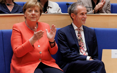 Ex-Kanzlerin Angela Merkel hielt bei der «Hommage» der Konrad-Adenauer-Stiftung die Laudatio für Schauspieler Ulrich Matthes (r). - Foto: Carsten Koall/dpa
