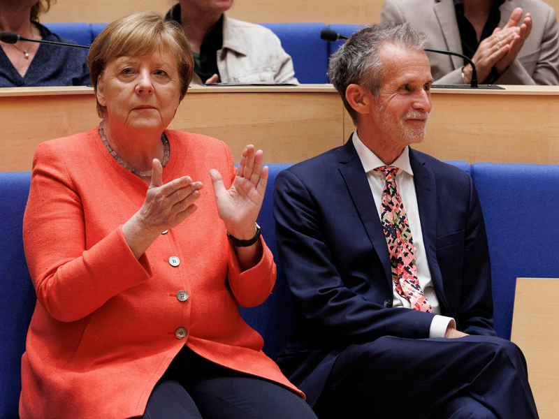 Ex-Kanzlerin Angela Merkel hielt bei der «Hommage» der Konrad-Adenauer-Stiftung die Laudatio für Schauspieler Ulrich Matthes (r). - Foto: Carsten Koall/dpa