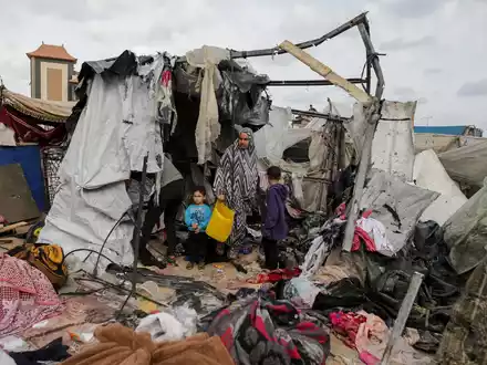 Wegen des tödlichen Luftangriffs in Rafah hat die Hamas ihre Teilnahme an den Verhandlungen über eine Waffenruhe vorerst ausgesetzt. - Foto: Jehad Alshrafi/AP/dpa
