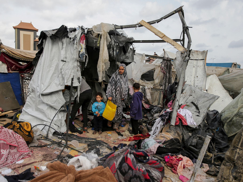 Wegen des tödlichen Luftangriffs in Rafah hat die Hamas ihre Teilnahme an den Verhandlungen über eine Waffenruhe vorerst ausgesetzt. - Foto: Jehad Alshrafi/AP/dpa